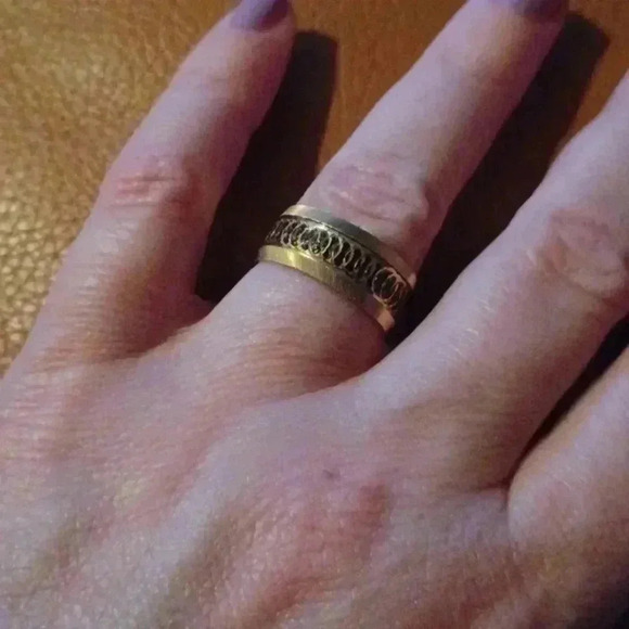 💙🌹New yellow tone wedding band - Picture 3 of 8